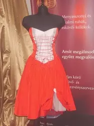 magyaros menyecske ruha piros, fehér betéttel