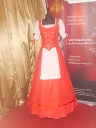 magyaros menyecske ruha piros, fehér köténnyel
